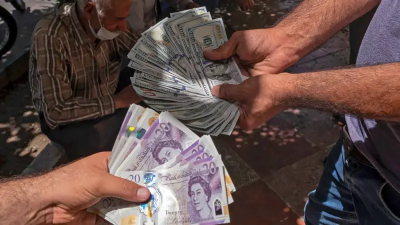 الدولار يستقوي على منافسيه ويقفز إلى قمة شهر مع اقتراب صفقة التعريفات