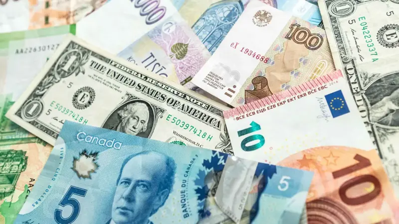 الدولار الأميركي يهبط لأدنى مستوى أمام الروبل منذ عامين
