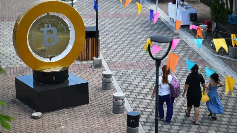 «بيتكوين» تتجاوز 105 آلاف دولار وسط ترقب لمسار الفائدة