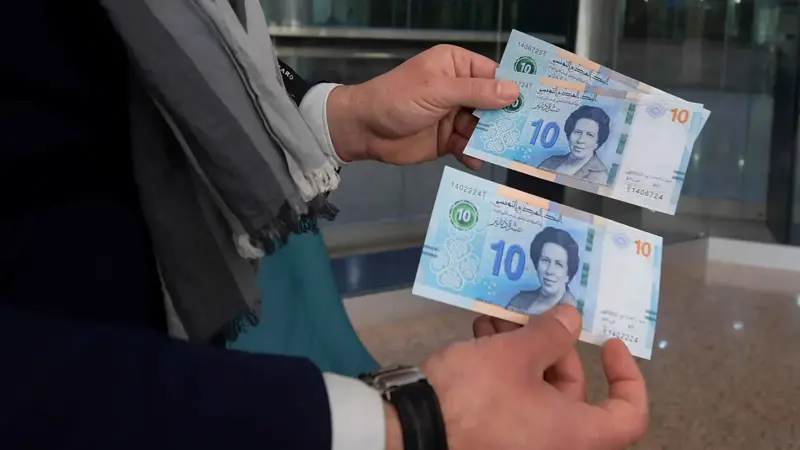 الدينار التونسي يسجل أعلى مستوياته مقابل الدولار منذ 2022