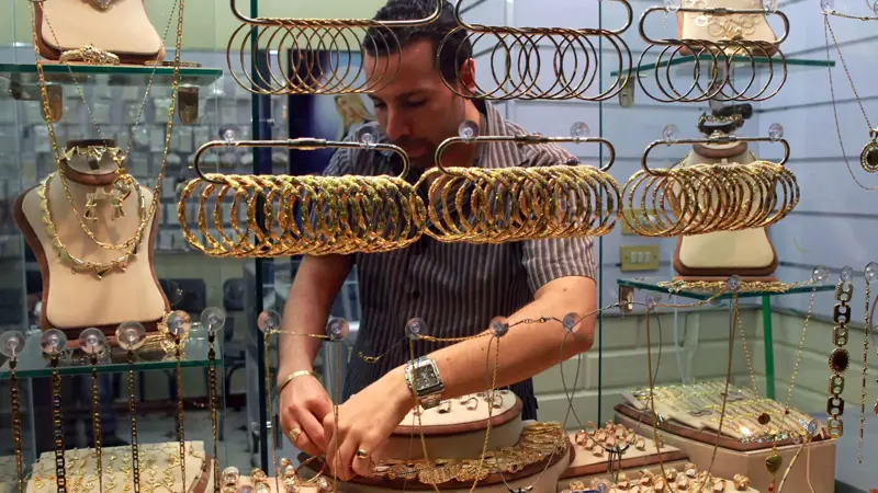 الذهب يقفز 1.5% مع تراجع الدولار والعوائد وترقّب محادثات التجارة