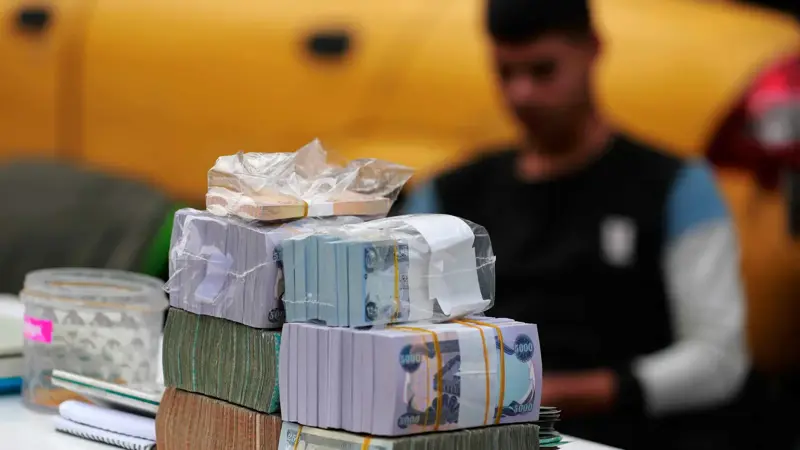 سعر الدينار العراقي يظل مستقراً أمام الدولار والعملات الرئيسية