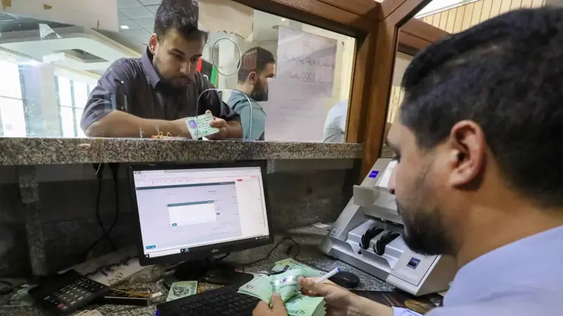 الليبيون في طوابير سحب الأموال مجدداً.. والحل مرهون بالاستقرار السياسي