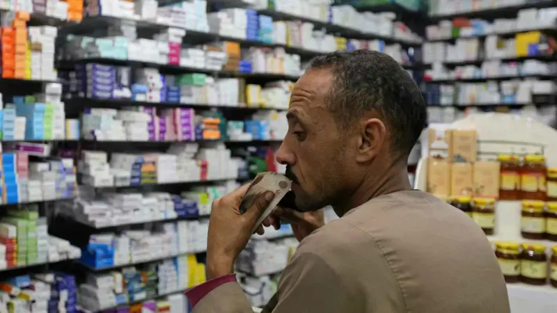 رئيس هيئة الدواء المصرية لـ«إرم بزنس»: خطة لتصنيع المواد الخام للأدوية