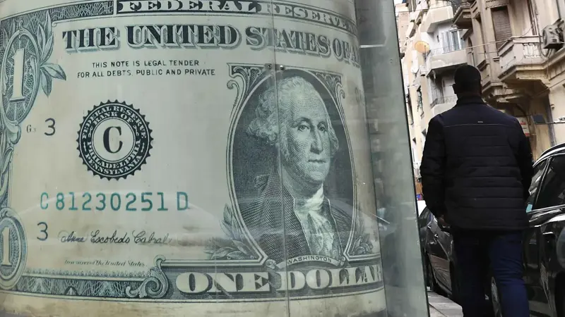 التحليل الفني: زوج EUR/USD يواصل التراجع داخل نمط المثلث الهابط