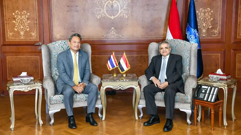 رئيس قناة السويس يبحث التعاون مع سفير تايلاند في مجال الخدمات البحرية