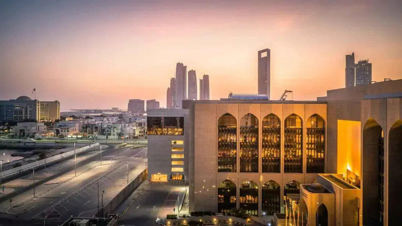 «المركزي الإماراتي» يغرم 6 شركات صرافة مخالِفة بـ3.4 مليون دولار
