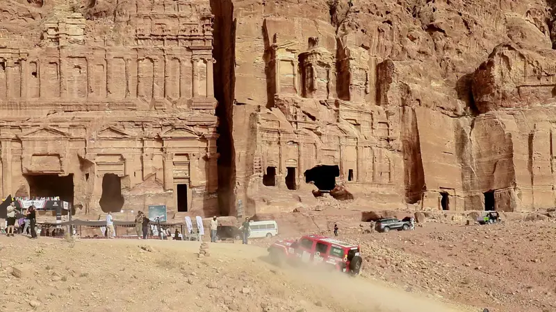 الأردن يستقبل 3.3 مليون سائح خلال النصف الأول بنمو 18%