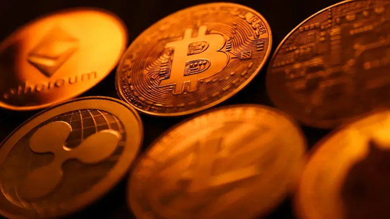 العملات القيادية تتصدر.. ماذا حدث بسوق الكريبتو بعد اشتعال الحرب؟
