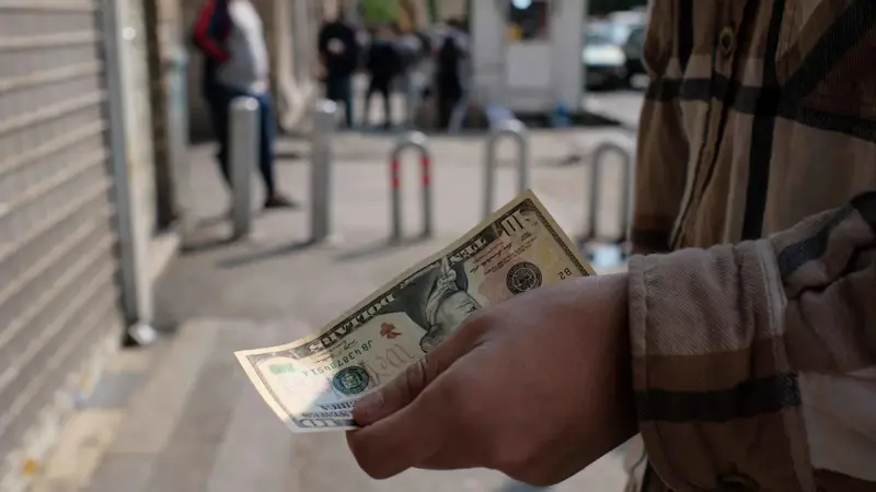 هل الدولار في مأزق؟.. أطول فترة هبوط في 50 عاماً