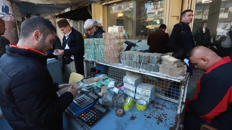 سعر الدينار العراقي يستقر أمام الدولار والعملات الرئيسة