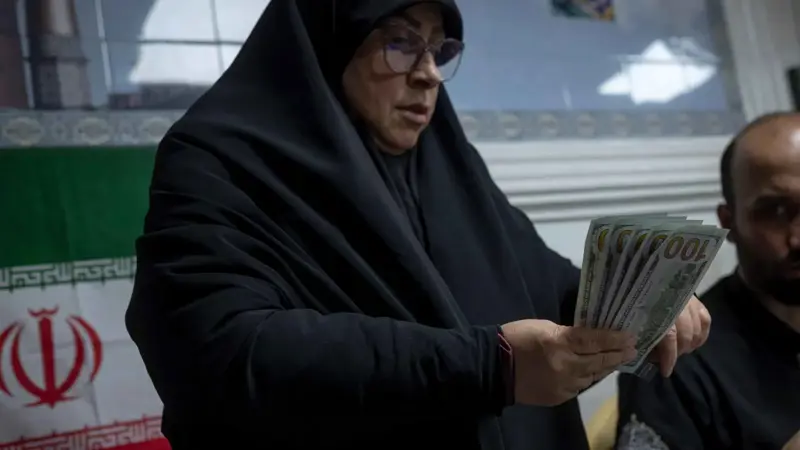 انهيار عملة إيران.. هل يصل الدولار الواحد إلى مليون ريال؟