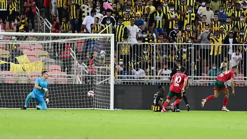 كوزمين مدرب الاتحاد يرفع "الروح المعنوية" لمدافعه زياد الصحفي بهذه الطريقة (فيديو)