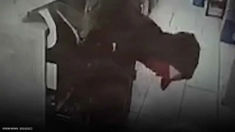 بطريقة أشبه بالأفلام.. لص يحاول سرقة صراف آلي ليجد نفسه داخل البنك (فيديو)