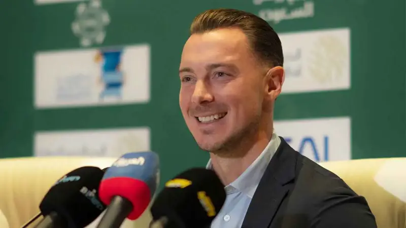يايسله يغادر المؤتمر الصحفي بعد سؤال عن الاتحاد السعودي (فيديو)