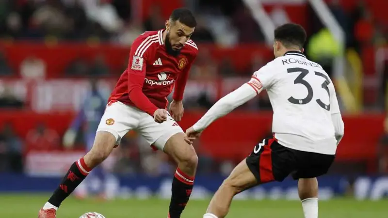 نصير مزراوي يكسر صيامه في مباراة مانشستر يونايتد وفولهام (فيديو)