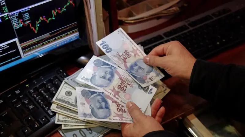 الليرة التركية تهبط إلى أدنى مستوى في 2022