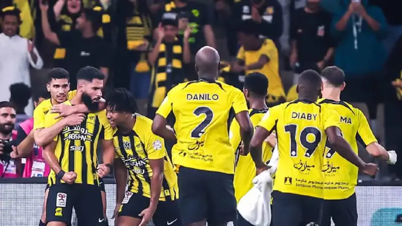 لماذا تنازل بنزيما عن ضربة الجزاء لصالح الشهري؟ (فيديو)