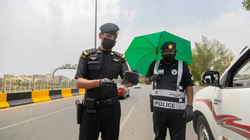 شرطي سعودي يوقف "مفحطًا" بقوة السلاح