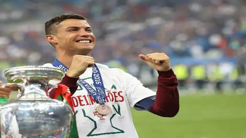 ماذا قال رونالدو لزملائه عقب التتويج بيورو 2016 (فيديو)