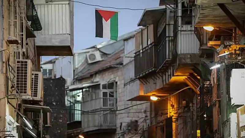 رفع العلم الفلسطيني في حي يهودي "يُربك" الشرطة الإسرائيلية (صور)