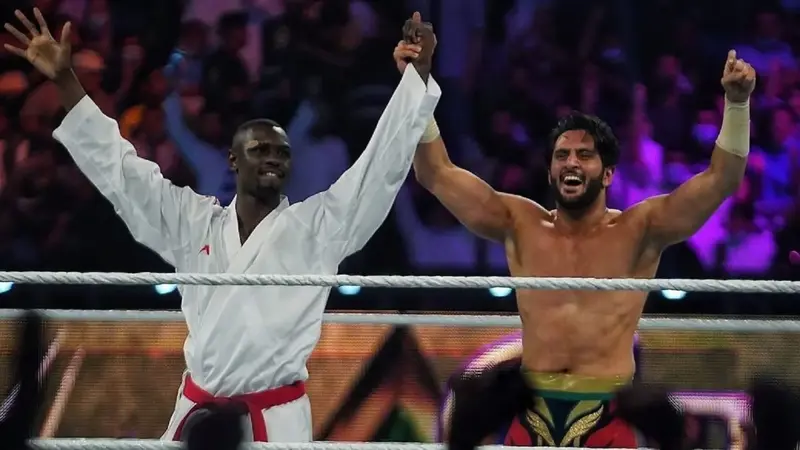 البطل الأولمبي السعودي طارق حامدي يظهر في WWE كراون جول (فيديو)