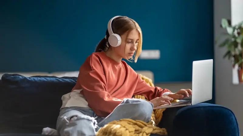 سماعات الرأس أم مكبرات الصوت.. أيهما الأفضل لصحة الأذن؟