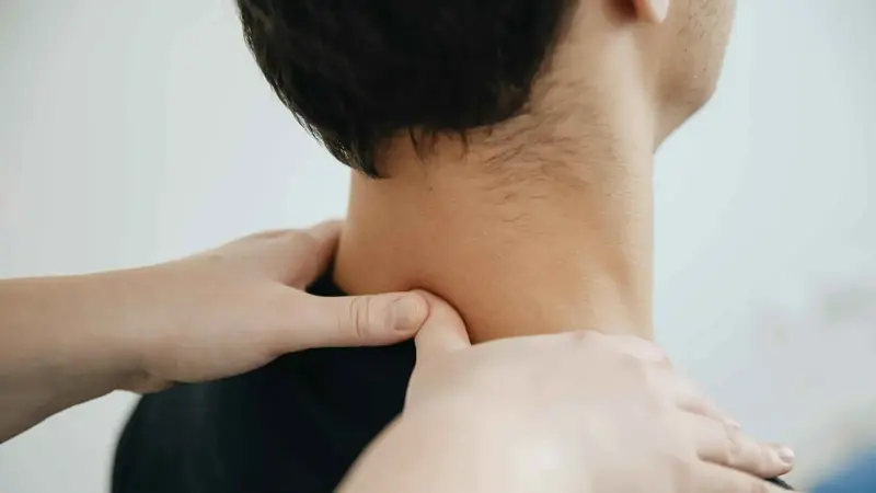 عشريني ينجو من موت محقق بعد جلسة تدليك للرقبة