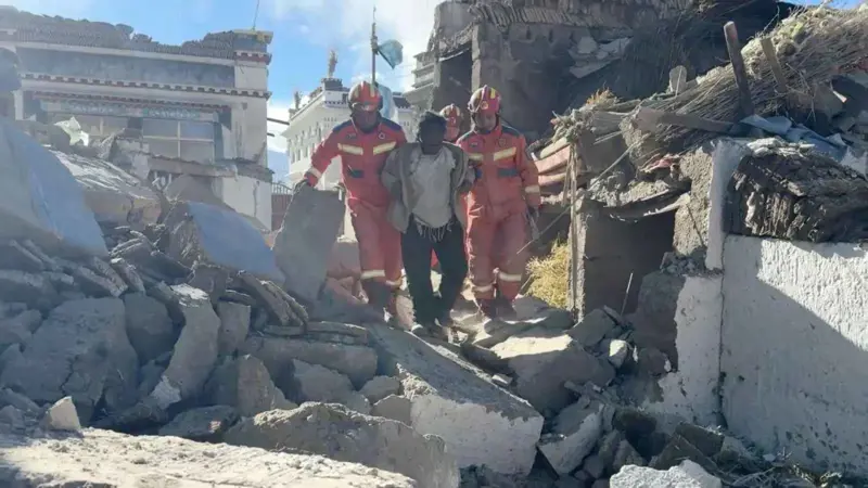 أودى بحياة 126 شخصاً.. جهود الإنقاذ مستمرة بعد زلزال التبت (فيديو)