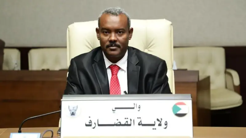 السودان.. إقالة حاكم ولاية ظهر بمقطع فيديو "مبايعا" البشير