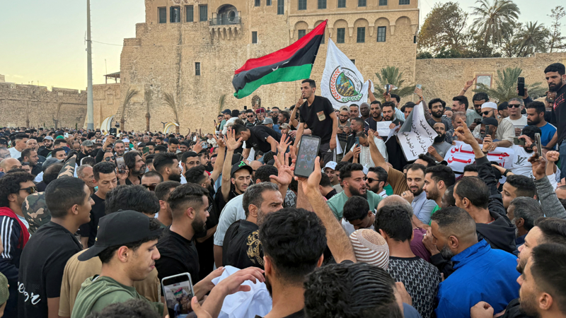 بعثات دبلوماسية غادرت طرابلس.. هل تشهد ليبيا موجة تصعيد جديدة؟