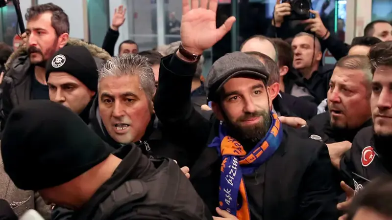 استقبال جنوني لأردا توران من جماهير باشاك شهير التركي استدعى تدخل الشرطة (فيديو)