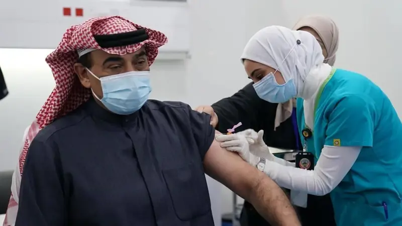 تقرير: تفضيل الكويت مواطنيها على الوافدين في تلقي لقاح كورونا يعرضها لانتقادات‎