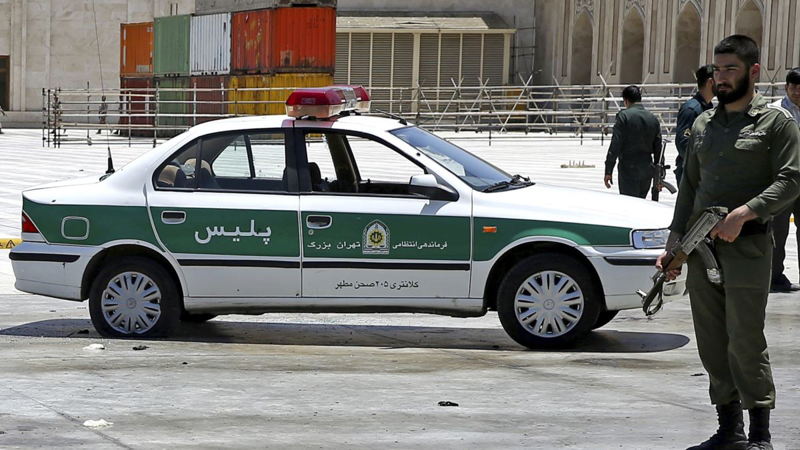 إيران تعتقل 135 شخصًا بتهمة "ممارسة طقوس عبدة الشيطان" ‎(صور)