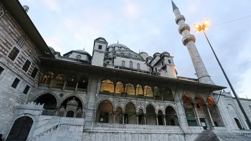 سيارة تخترق مسجداً في تركيا (صور)