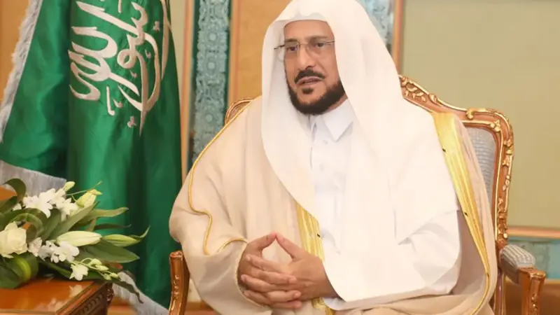 تزامنًا مع أحداث عدن.. وزير الشؤون الإسلامية السعودي يحذر من "مكر الإخوان"