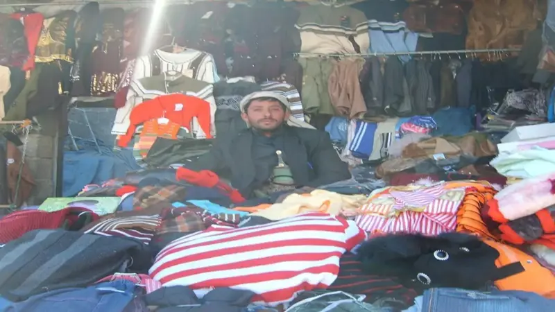 اليمنيون بصنعاء يبحثون عن الدفء في أسواق الملابس المستعملة