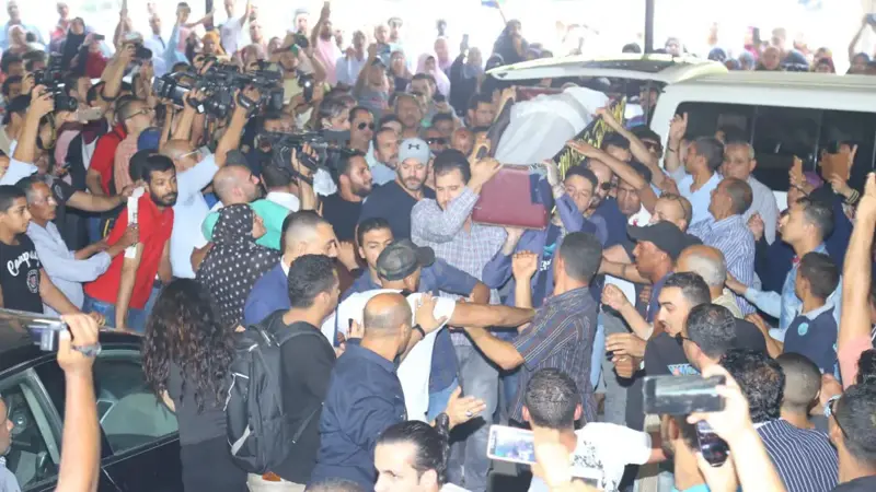 وسط غياب نجوم الفن.. أحمد الفيشاوي يستقبل المعزين بوفاة والده (صور)