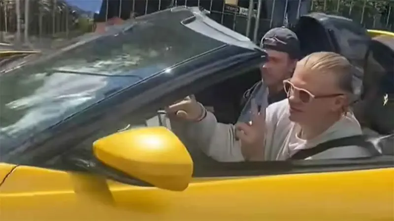 هالاند يفاجئ الجميع بسيارة صفراء خارقة.. كم يبلغ سعرها؟ (فيديو وصور)