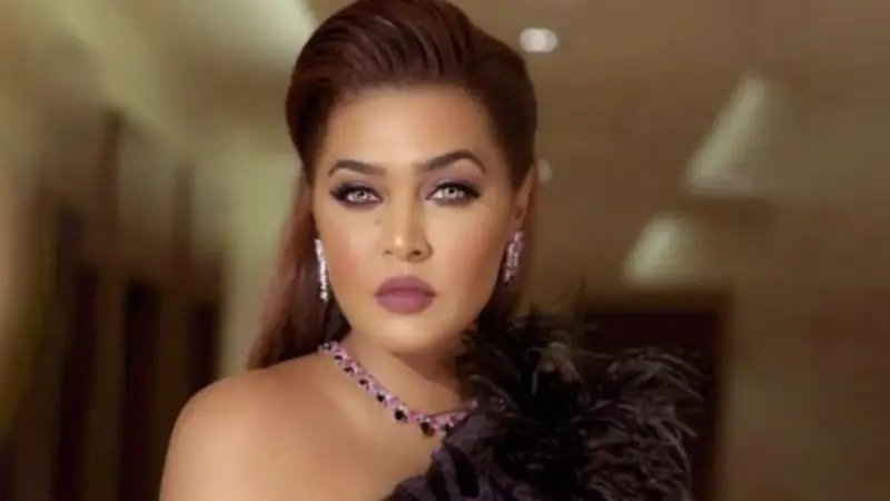 وعد ترد على منتقديها بعد احتضانها الفائز ببرنامج "نجم السعودية" (فيديو)