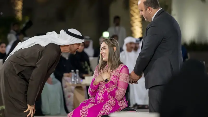 "رجل الإنسانية".. أسلوب استماع محمد بن زايد لتونسية يثير تفاعلاً واسعاً (فيديو)