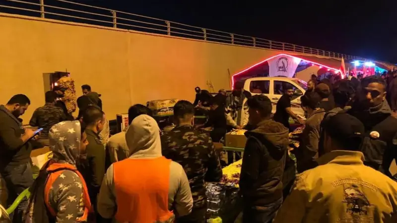 أنصار الحشد الشعبي يغلقون طريق مطار بغداد لإحياء ذكرى اغتيال سليماني والمهندس (صور)