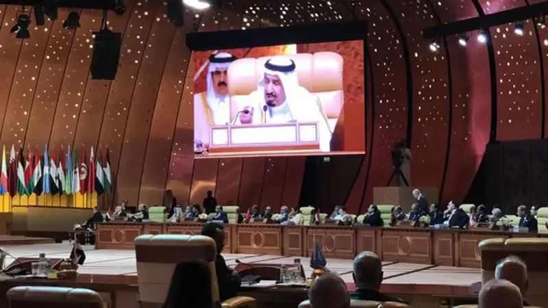 وزير يمني يرد على مزاعم تناوله "الشمة" على الهواء بالقمة العربية‎