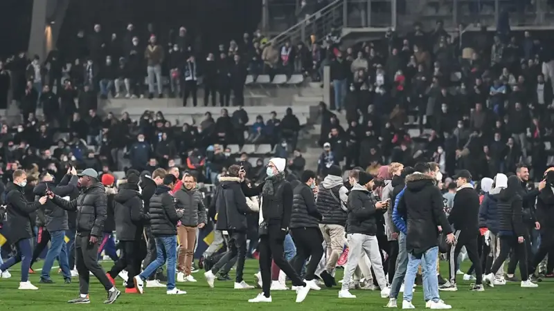 استبعاد ليون وباريس إف.سي من كأس فرنسا بسبب الشغب