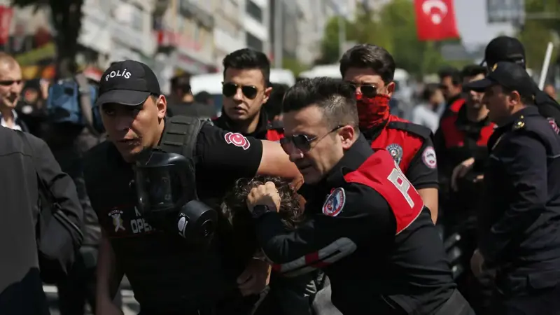 تركيا.. حملة واسعة لاعتقال جنود بينهم طيارون وضباط يشتبه في صلاتهم بكولن