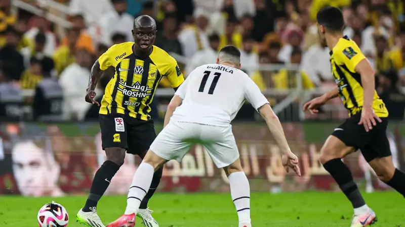 الاتحاد السعودي يخطف فوزا دراماتيكيا من الشباب ويبلغ نهائي كأس الملك (فيديو)