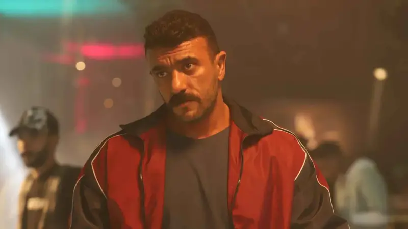 الشرطة تنقذ العوضي من "تدافع الجماهير" بمقهى شعبي (فيديو)