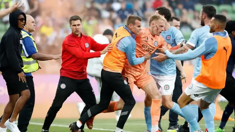 إصابة توماس جلوفر حارس ميلبورن سيتي بارتجاج في المخ بعد اعتداء عليه بالدوري الأسترالي (فيديو)