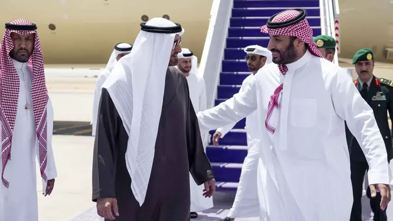 رئيس الإمارات وولي العهد السعودي يبحثان التطورات الإقليمية