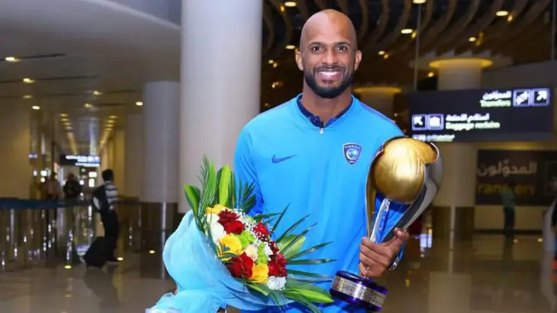 علي الحبسي حارس نادي الهلال يهدي كأس السوبر السعودي إلى والده وعائلته (صور)